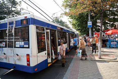 Потасовка на троллейбусной остановке в столице попала на видео